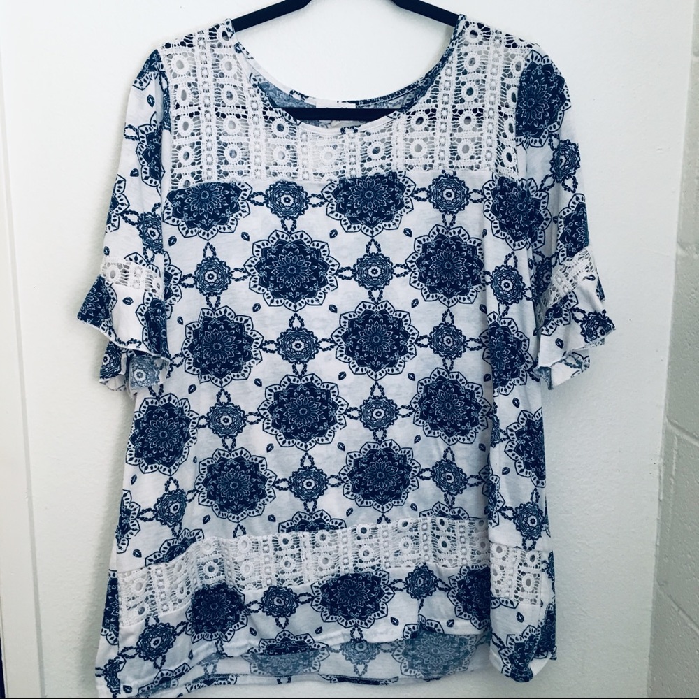 Very cute blue and white top💙